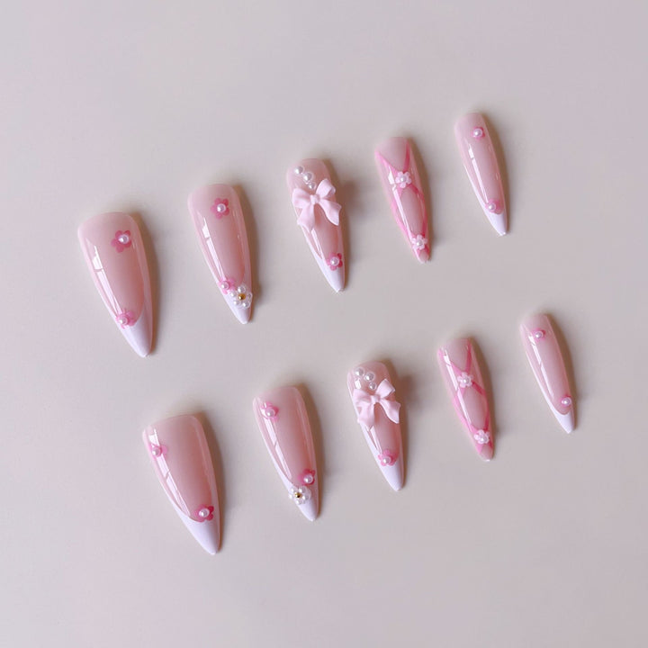 Kunstnagelset mit verspielten 3D-Details und eleganten Akzenten Karnz