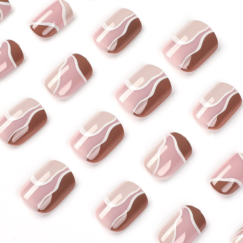 Elegante Nagelkunst mit geometrischem Design Karnz