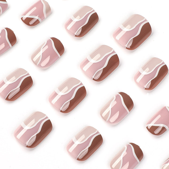 Elegante Nagelkunst mit geometrischem Design Karnz