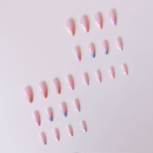 Kunstnagelset mit buntem Minimaldesign Karnz