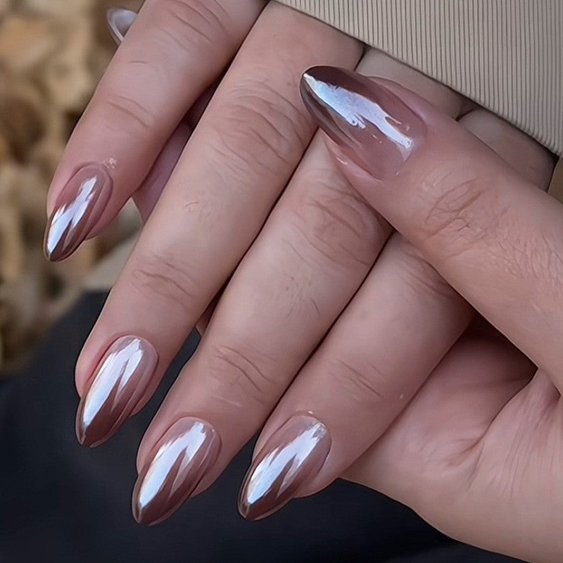 Kunstnagelset mit elegantem Hochglanz Ombre-Design und funkelnden Akzenten Karnz