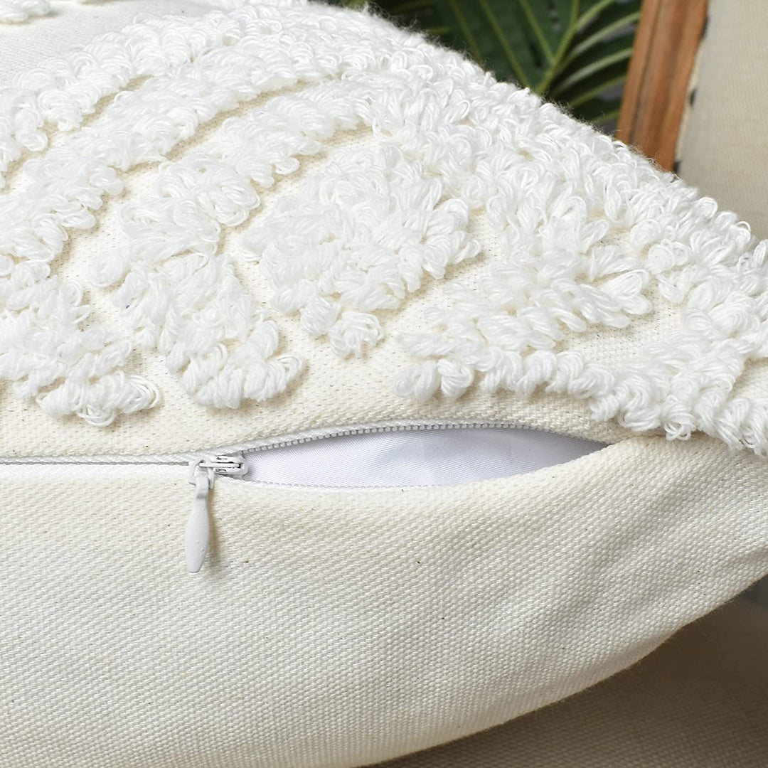 Quadratischer Boho‑Kissenbezug mit handtuftetem Diamant‑Tufting, hochflorigem Chenille‑Relief und Eckquasten Karnz