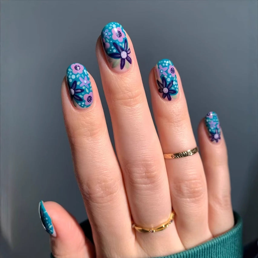 Kunstnagelset mit floralen Akzenten und lebendigen Mustern Karnz