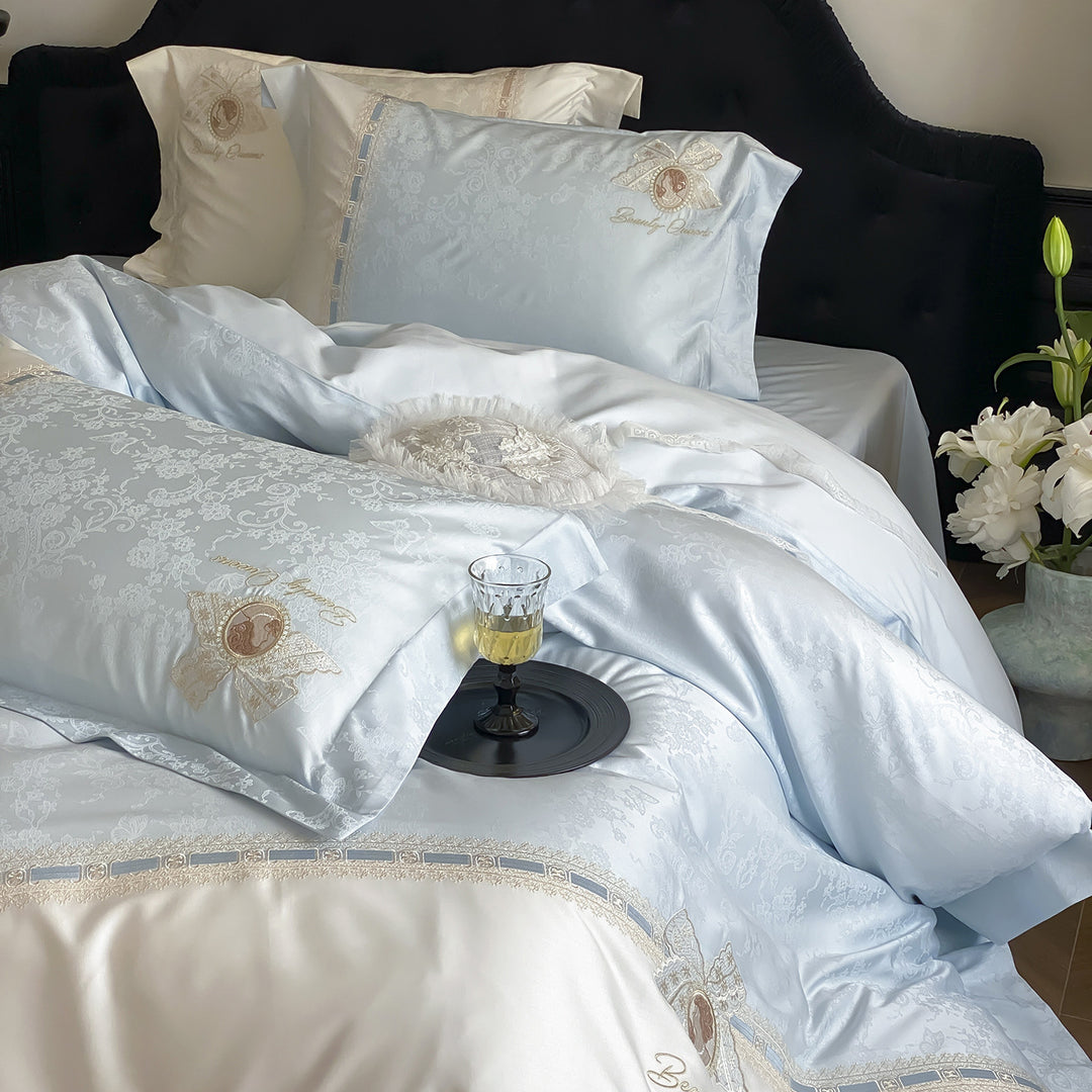Luxuriöses Satin-Bettwäsche-Set mit feiner Stickerei und Kissenbezügen