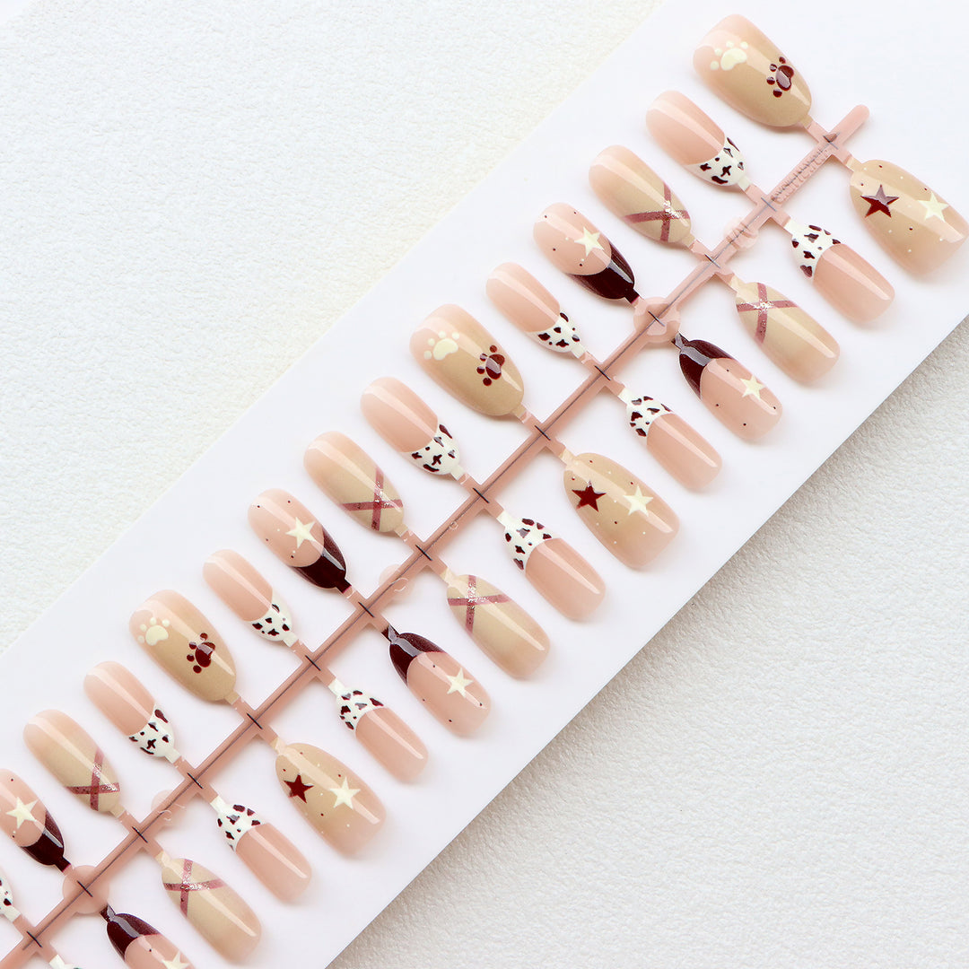 Thematische Press-On Nail Art Set mit charmanten Designs Karnz