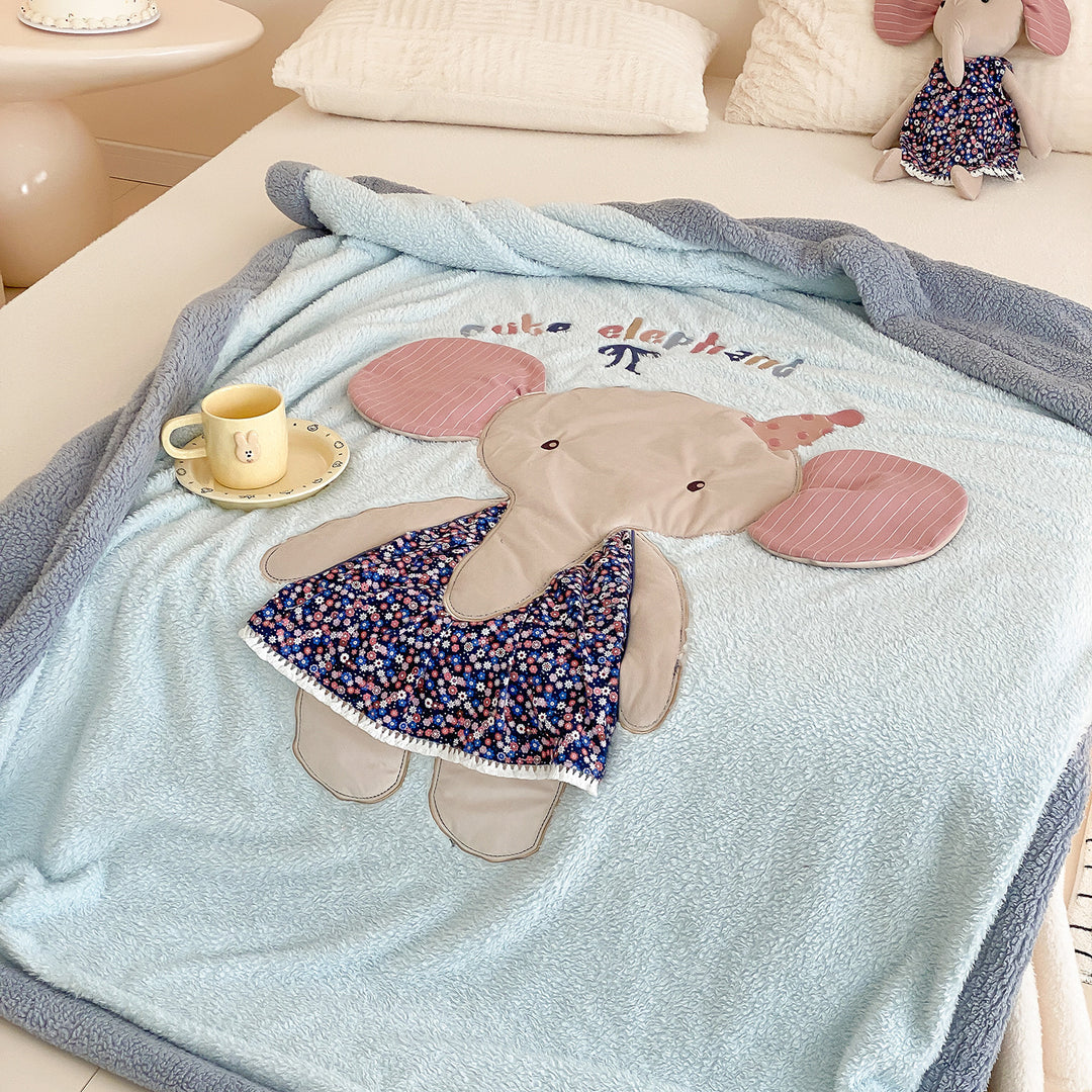 Kuscheldecke aus Teddy‑Fleece mit appliziertem Puppenmotiv und wendbarer Plüschseite
