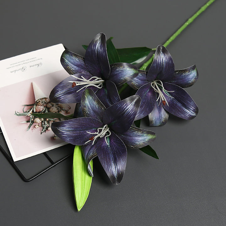 Lebensechter künstlicher Lilienstrauß