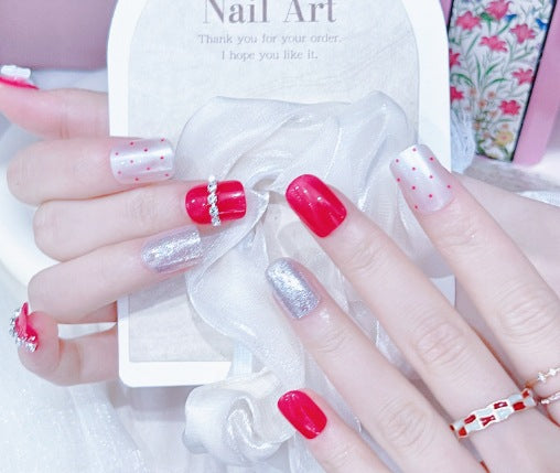 Elegante Nagelkunst mit Glanzfinish Karnz