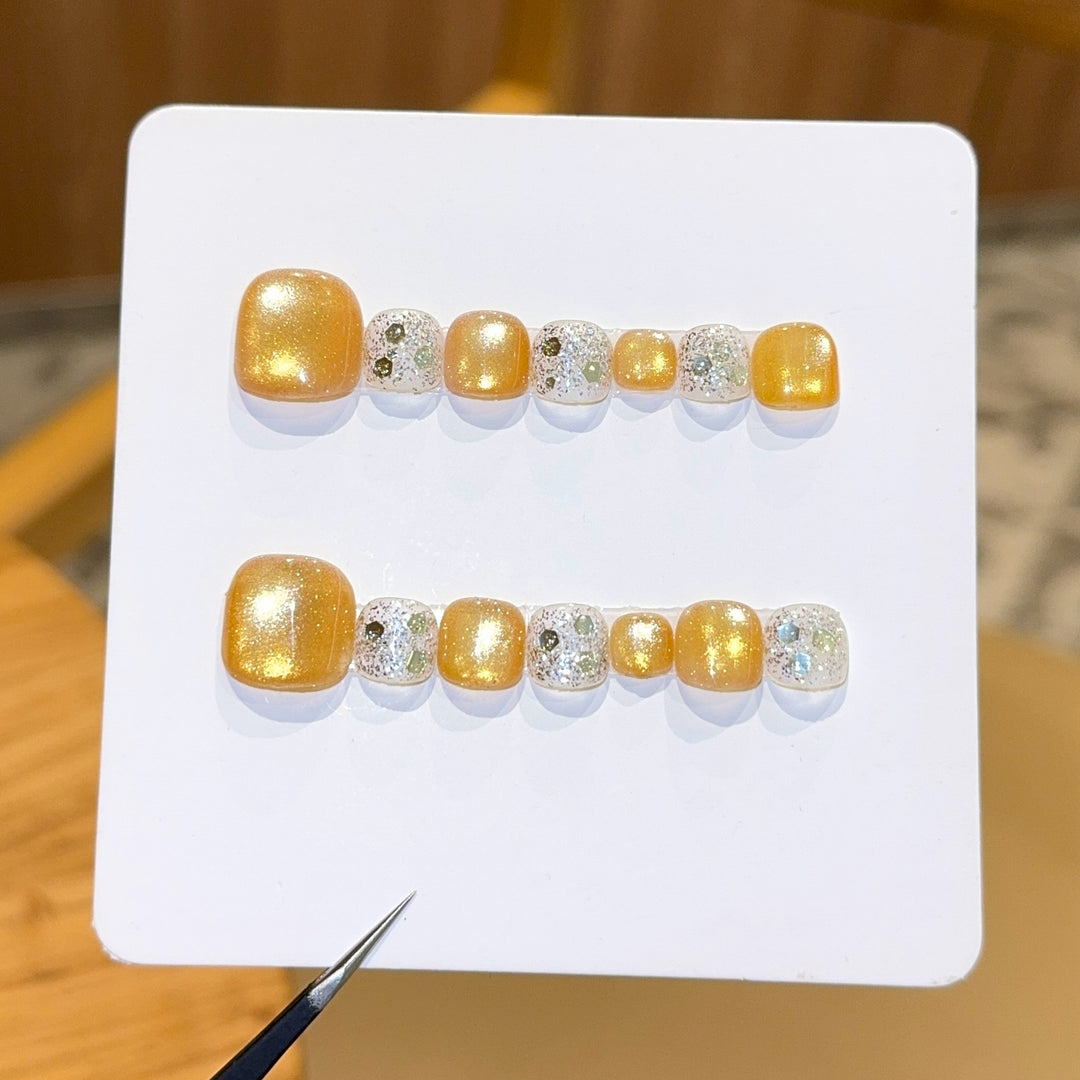 Kunstnägel mit Glamourösem Glitzereffekt und Trend-Design Karnz