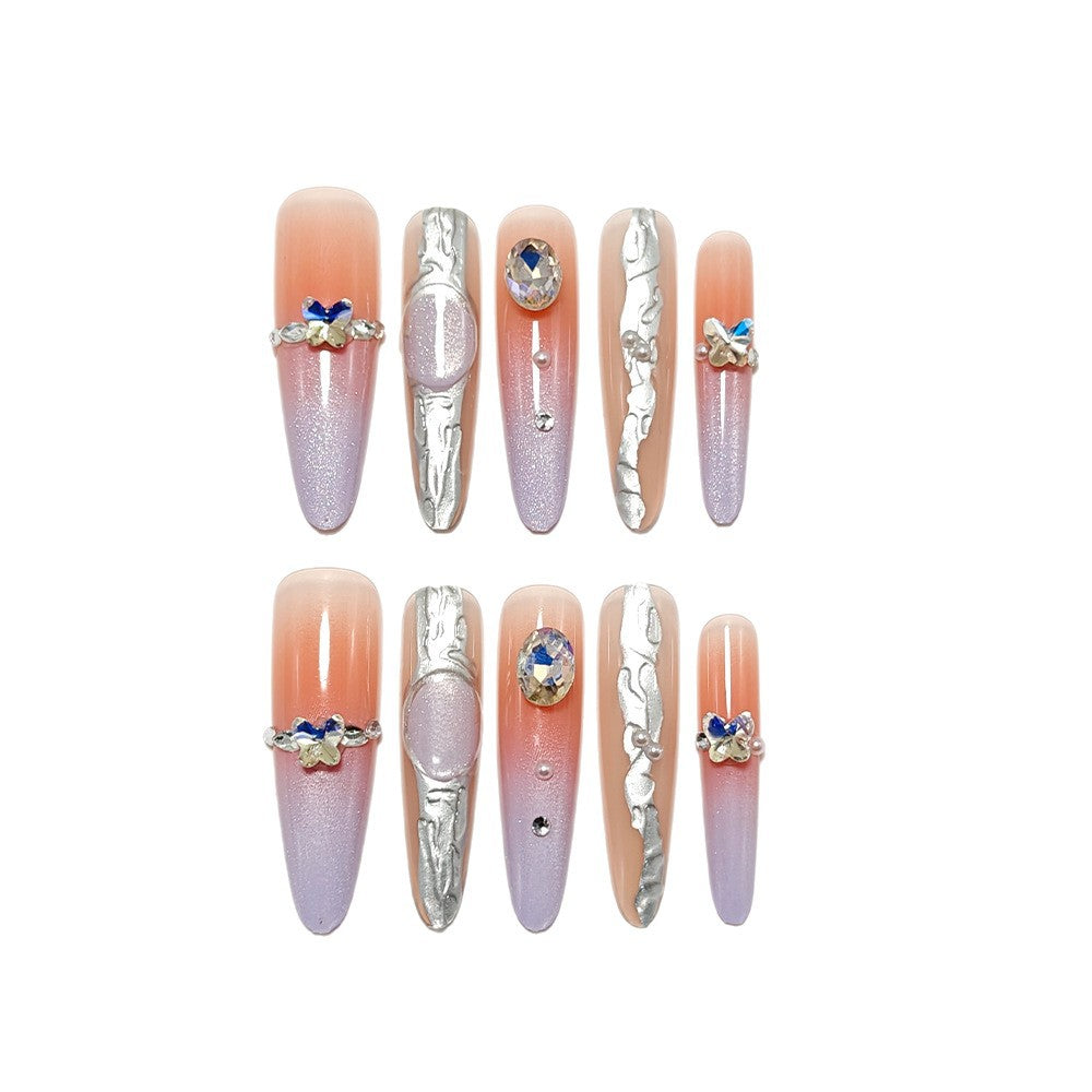 Kunstnägel mit Elegantem Ombre-Design und Schmuckakzenten Karnz