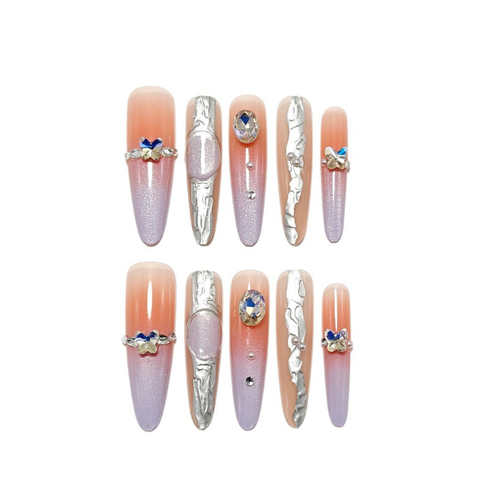 Kunstnägel mit Elegantem Ombre-Design und Schmuckakzenten Karnz