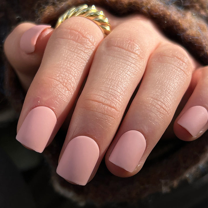 Künstliche Nagelkunst mit mattem Finish Karnz