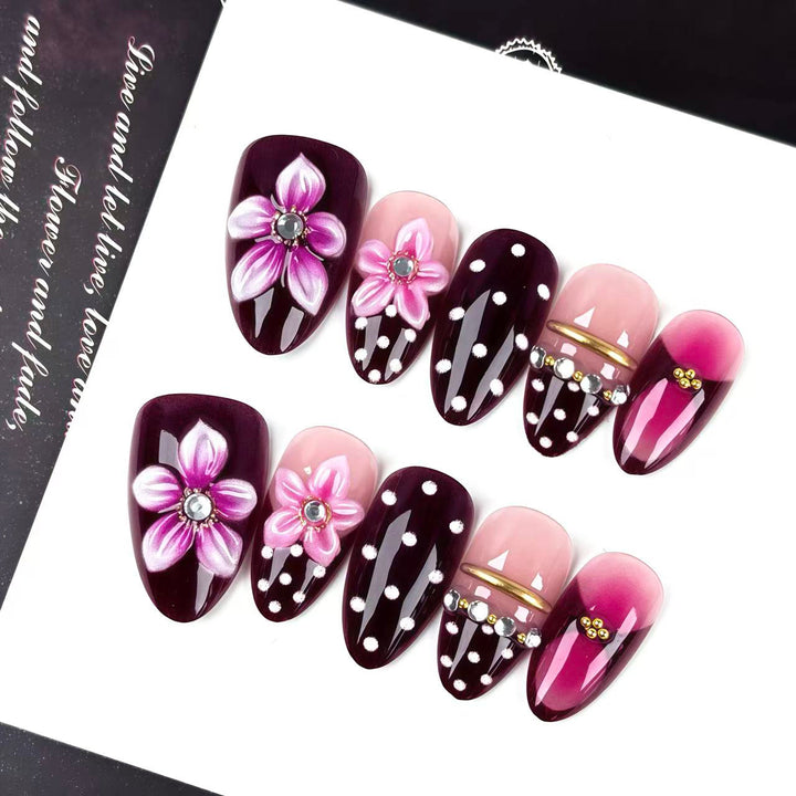 Dekoratives Press-On Nagelkunstset mit floralen Akzenten 1790746306