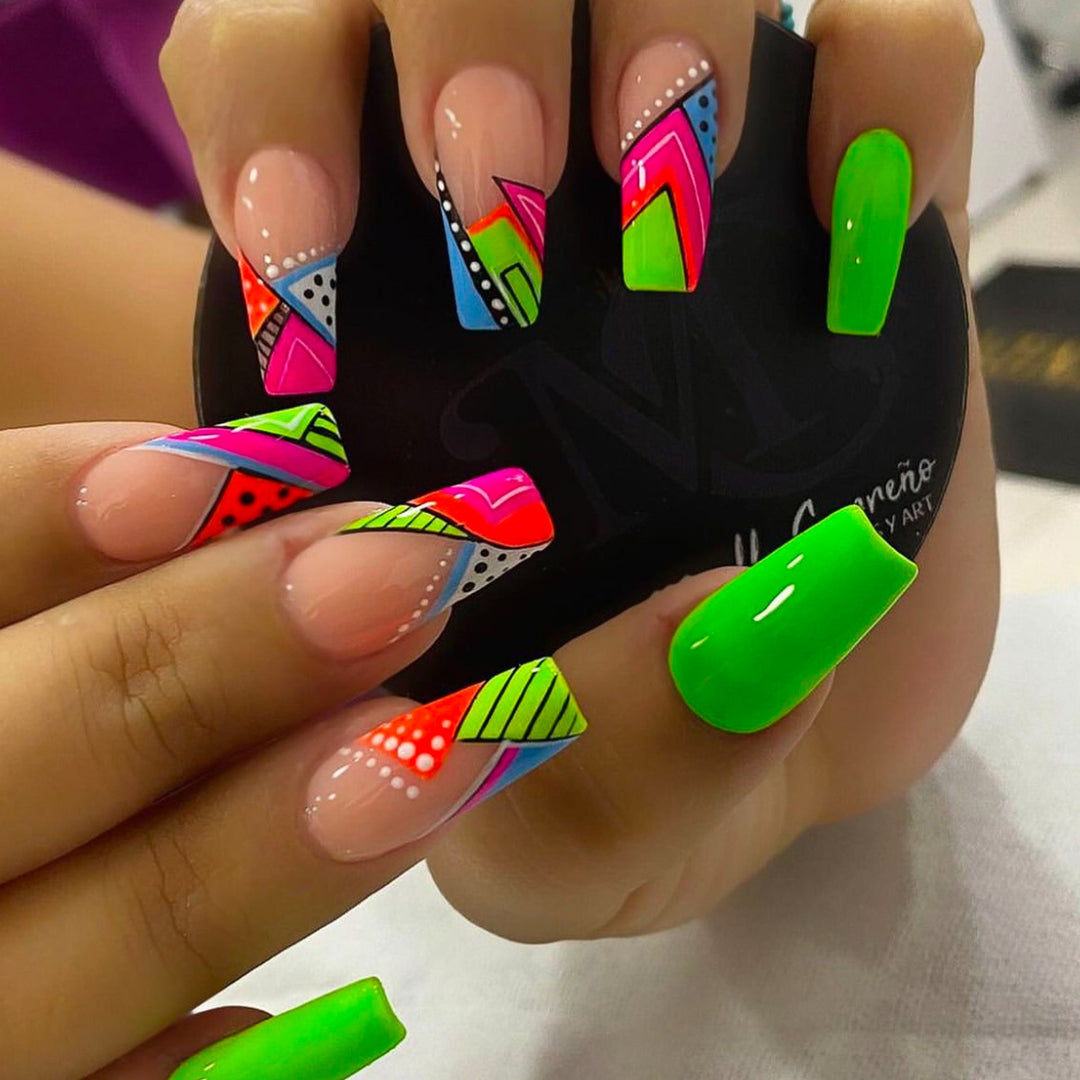 Künstlerische Neon Geometrische Press-On Nagelverlängerungen Karnz