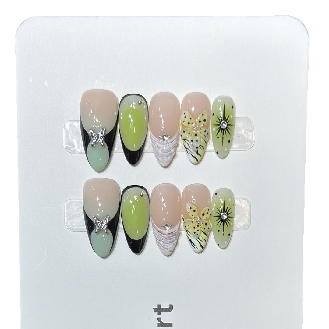 Künstlerisches Press-On Nagelset mit Schmetterlings- und Blumendesigns Karnz