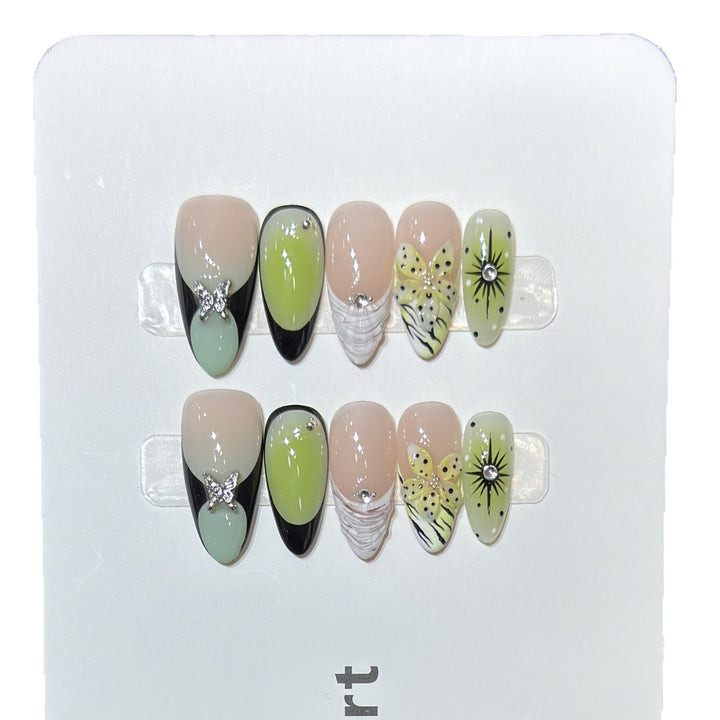 Künstlerisches Press-On Nagelset mit Schmetterlings- und Blumendesigns Karnz