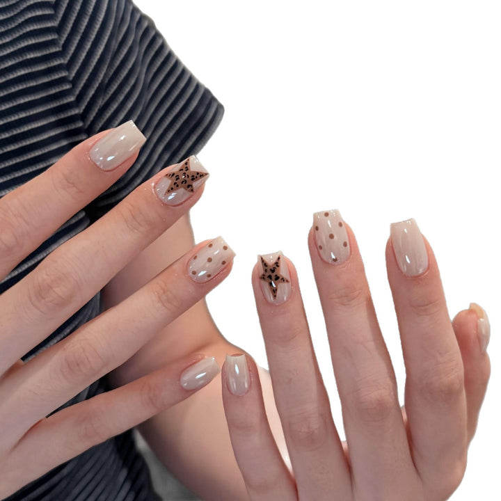 Kunstnagelspitzen mit Trendy Tiermustern Karnz