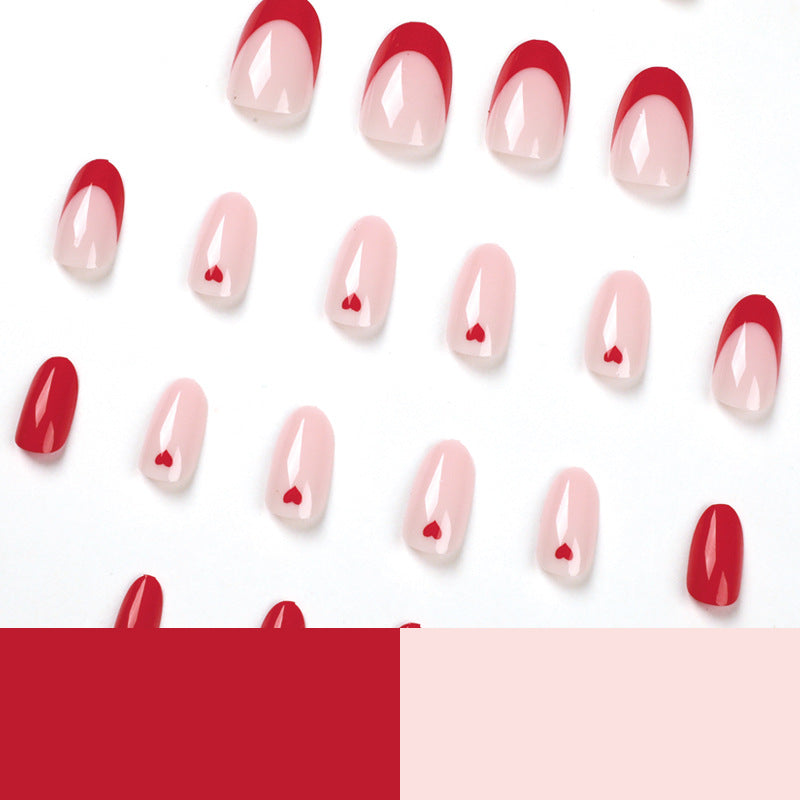 Elegante Nagelverlängerungen mit Herzdesign Karnz