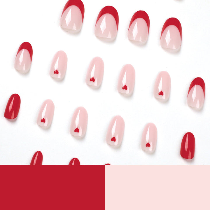 Elegante Nagelverlängerungen mit Herzdesign Karnz