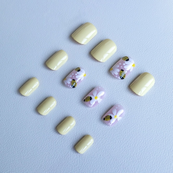Künstlerisches von Bienen inspiriertes Nail Art Kit