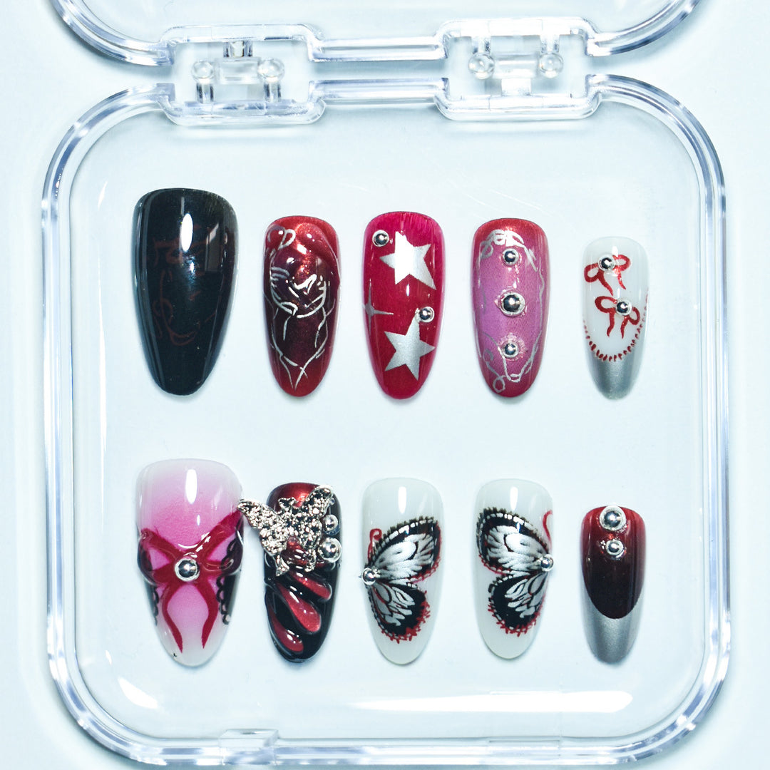 Künstlerisches Press-On Nagelset mit Schmetterlings- und Sterndetails Karnz