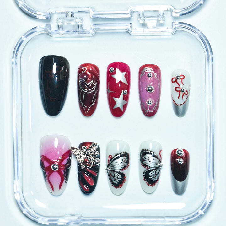 Künstlerisches Press-On Nagelset mit Schmetterlings- und Sterndetails Karnz