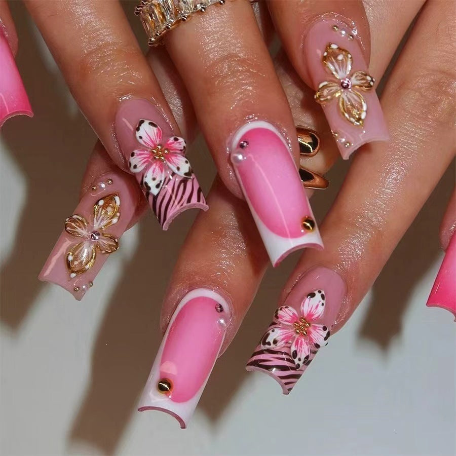 Kunstnagelset mit floralen und glamourösen Verzierungen Karnz