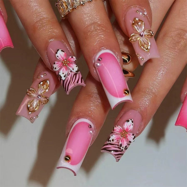 Kunstnagelset mit floralen und glamourösen Verzierungen Karnz