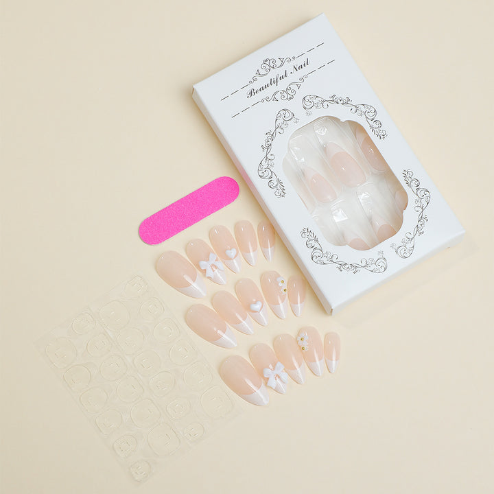 Kunstnagelset mit dekorativem French-Tip-Design Karnz