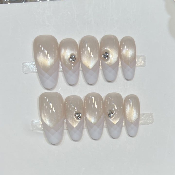 Elegantes geometrisches Press-On-Nagel-Set mit Strassdetails Karnz