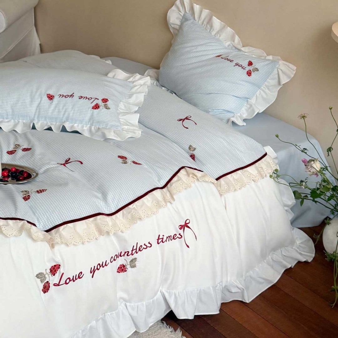 Rüschengesticktes Baumwoll-Bettbezugset mit romantischem Rosenmotiv und Spitzenkissenbezügen