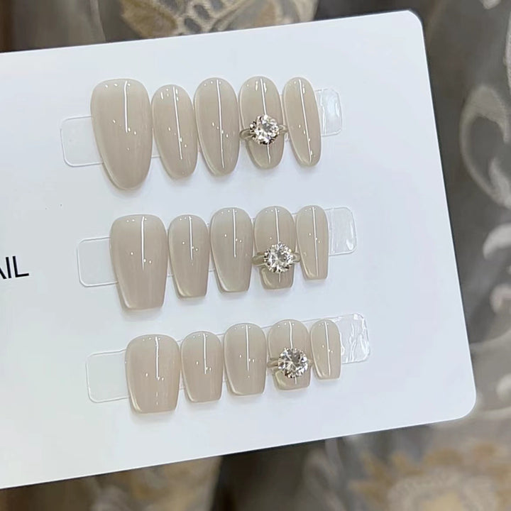 Elegante Press-On-Nagelkunst mit Juwelenakzenten Karnz