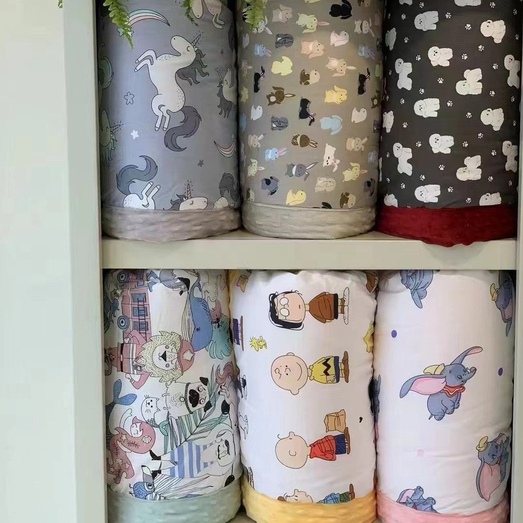 Kinder-Steppdecke mit buntem Dinosaurier-Print und weicher Minky-Borte