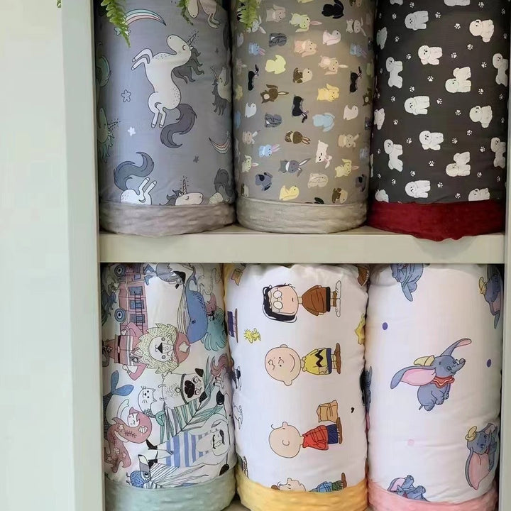 Kinder-Steppdecke mit buntem Dinosaurier-Print und weicher Minky-Borte