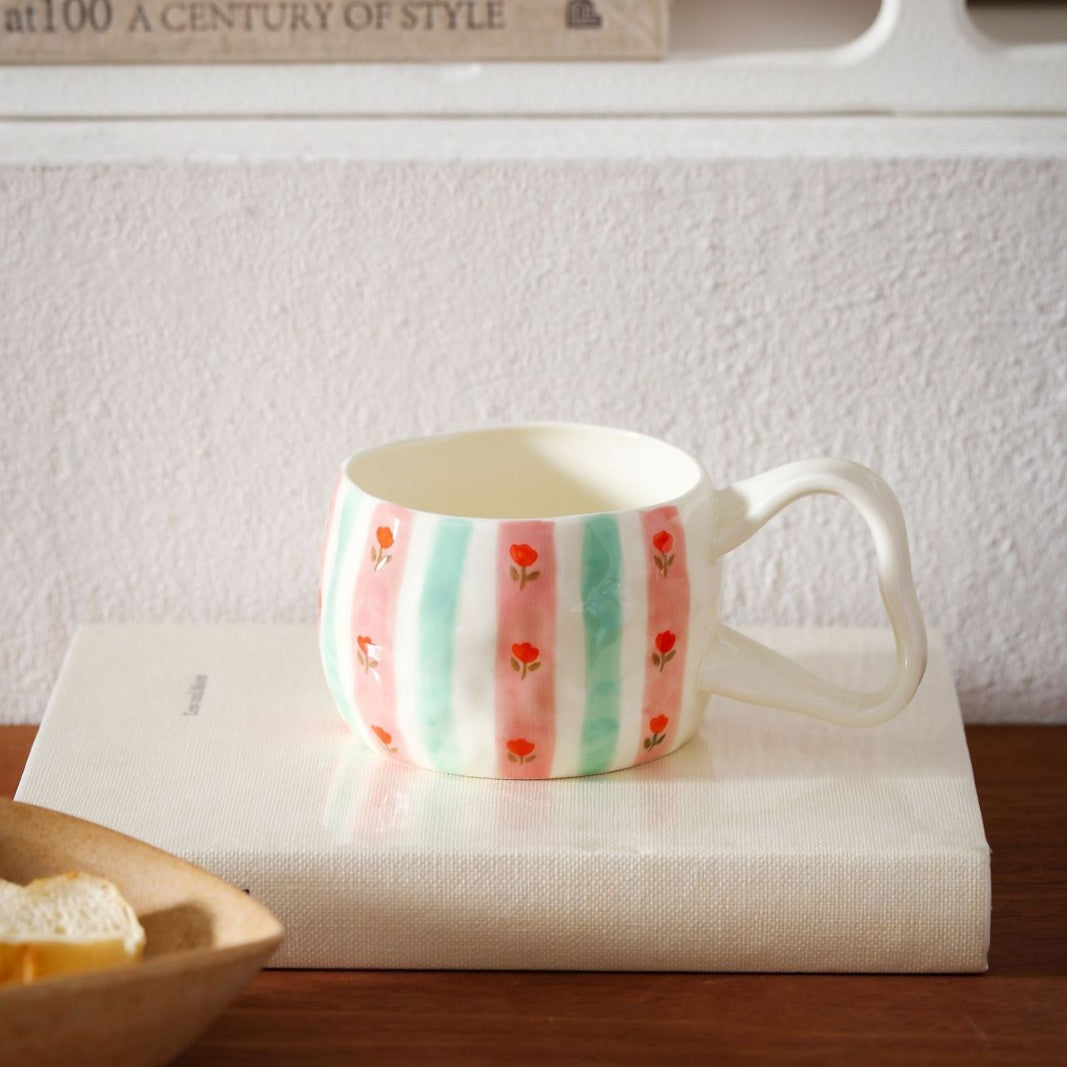 Keramikbecher mit handbemalten Streifen- und Blumen-Design