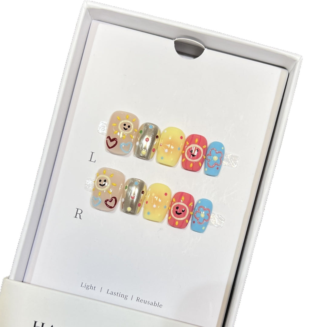 Verspieltes Press-On Nagelkunstset mit Smiley-Gesichtern und Blumenmustern Karnz