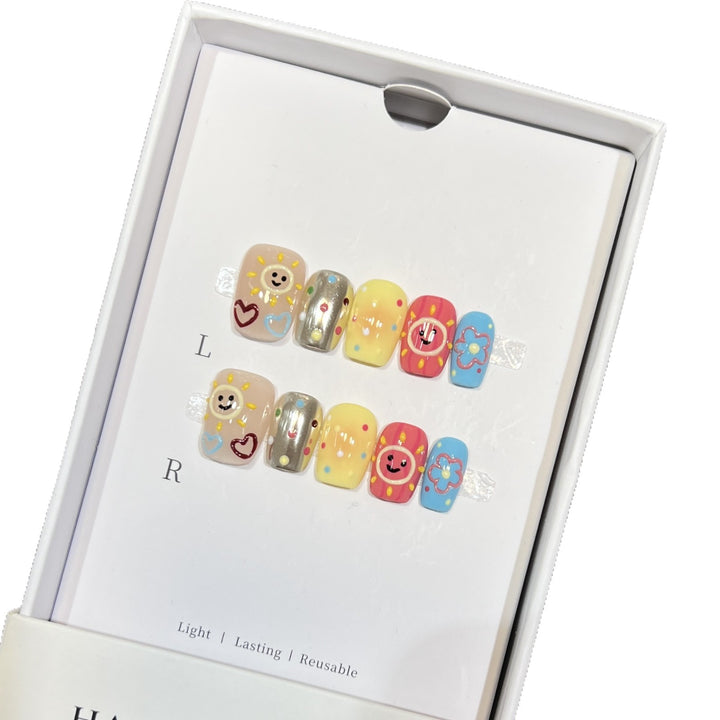 Verspieltes Press-On Nagelkunstset mit Smiley-Gesichtern und Blumenmustern Karnz