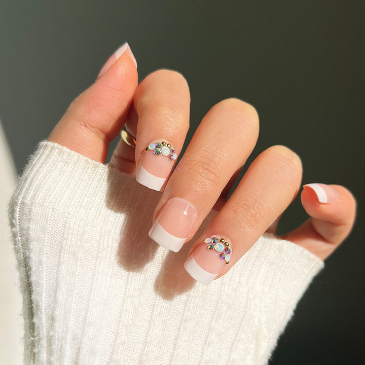 Kunstvolle Nagelverlängerungen mit eleganten Schmuckakzenten Karnz