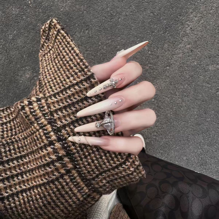 Dekorative Stiletto Nagelverlängerungen