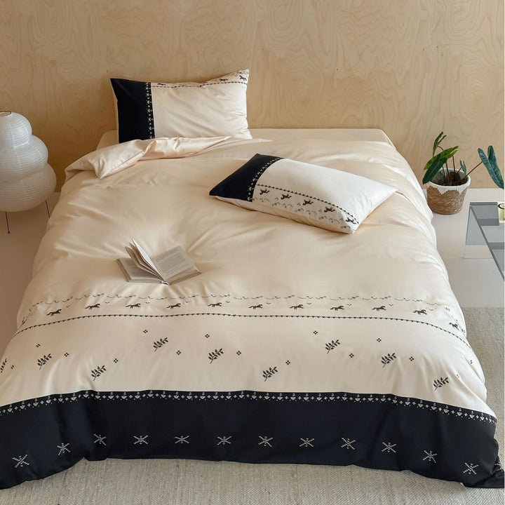 Satin-Effekt Reiter Bestickte Bettwäsche Set mit Kontrastkante