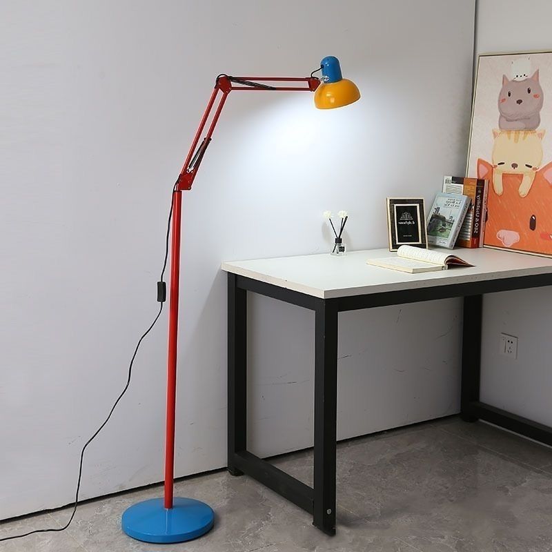 Verstellbare moderne Stehlampe mit buntem Design