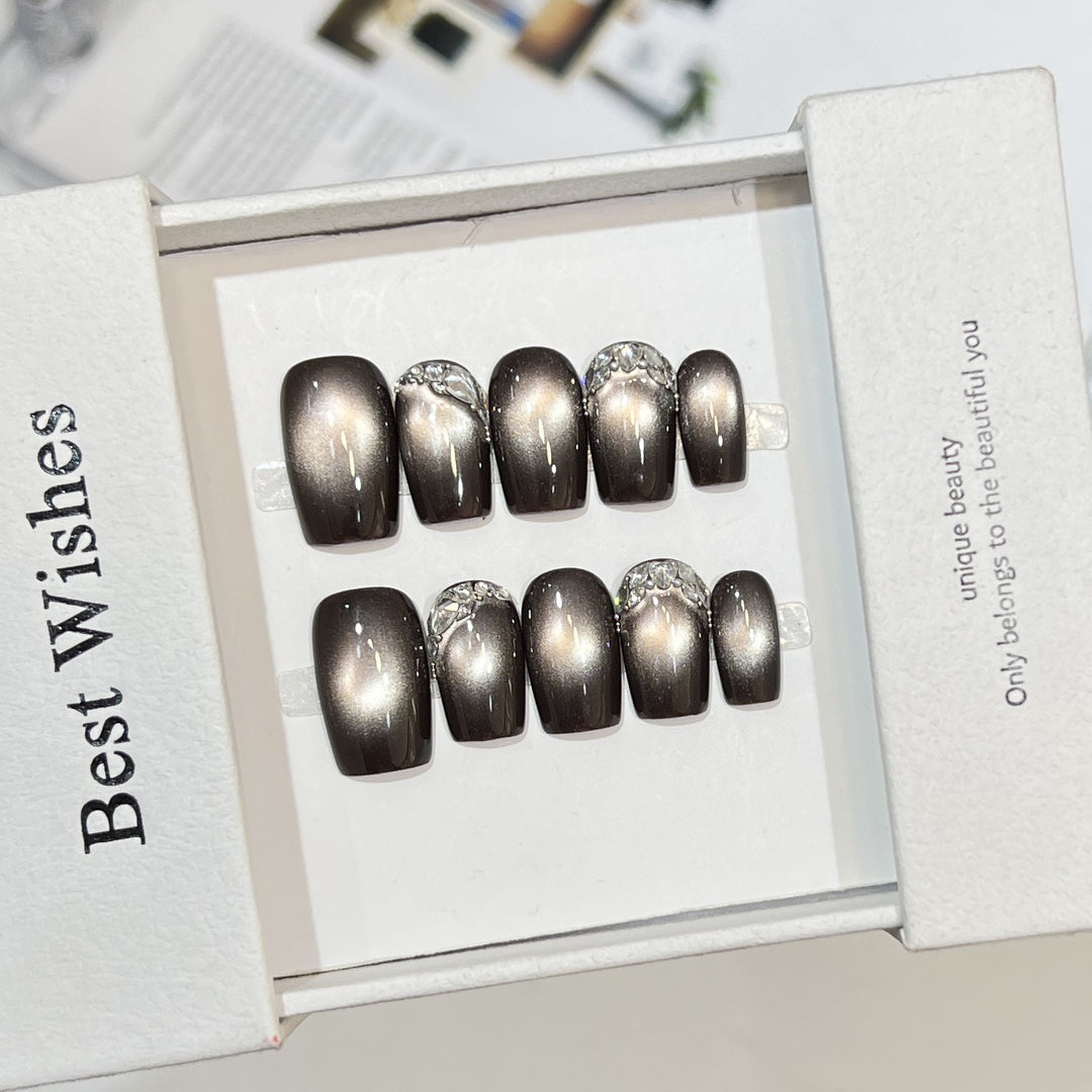 Elegantes Press-On-Nagelkunst-Set mit Strass-Akzenten Karnz