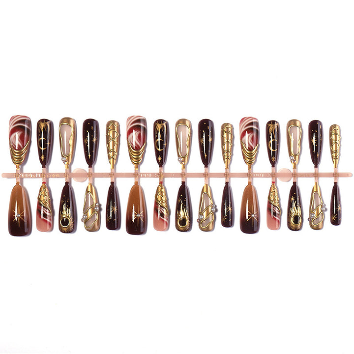 Dekorative Press-On Nagelkunst Set mit glamourösen goldenen Akzenten Karnz