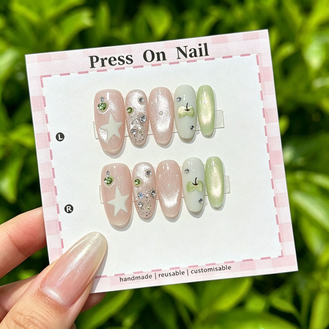 Wiederverwendbares Press-On Nagelkunstset mit floralen Akzenten