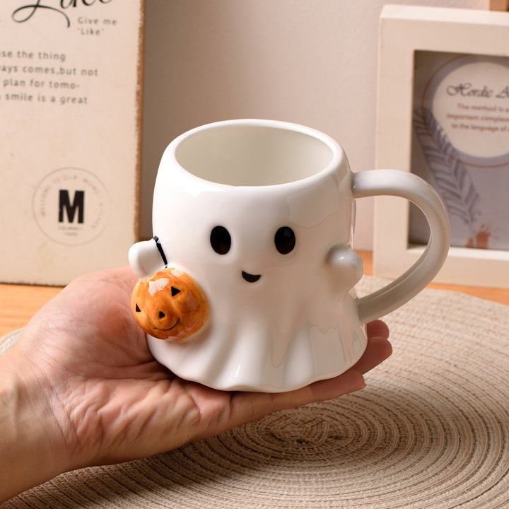 Keramik-Tasse mit 3D-Geisterform und Kürbis-Applikation