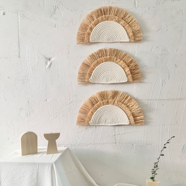 Dekorativer Wandschmuck mit Kunstfaser und Holzperlen Karnz