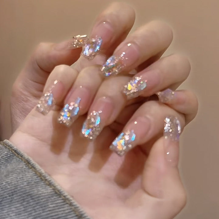 Glamouröse Nagelkunst mit holografischen Akzenten Karnz