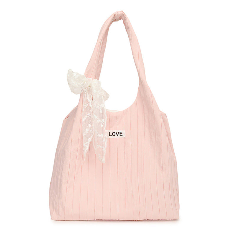 Freizeit-Tasche mit Strukturiertem Design und Verspieltem Schal Karnz