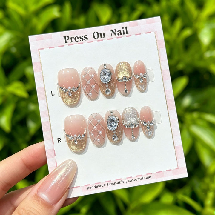 Wiederverwendbares Press-On Nagelkunstset mit floralen Akzenten