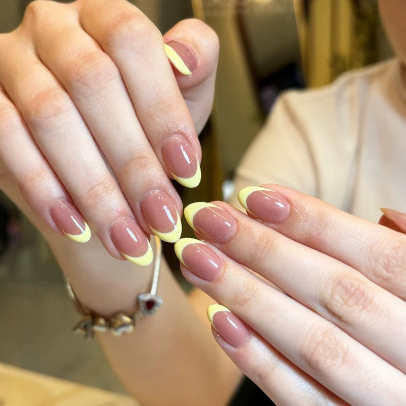 Französisches Tipp Press-On Nagelset mit dekorativen gelben Akzenten Karnz